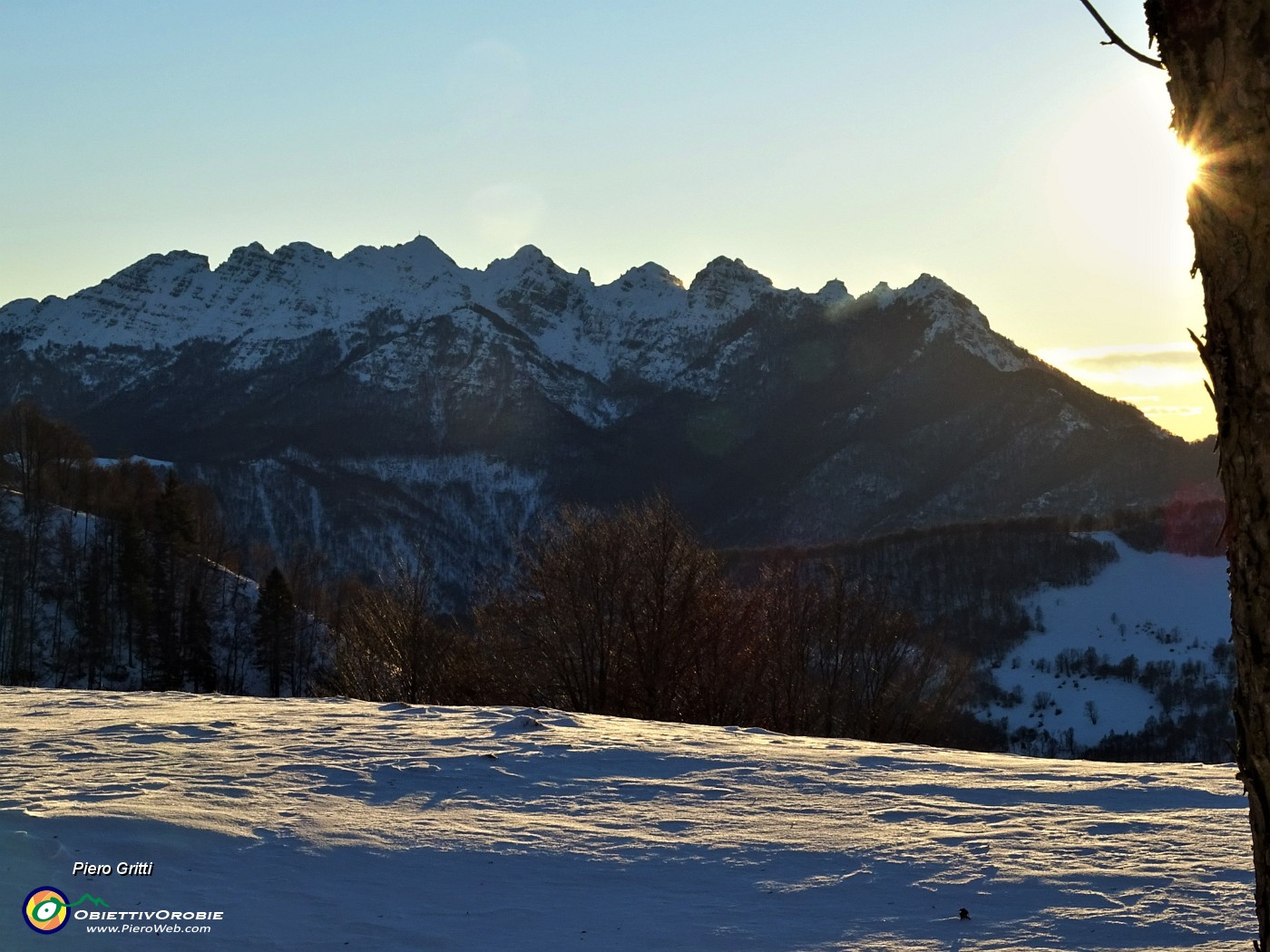 89 Il sole si avvia al tramonto accanto al Resegone.JPG